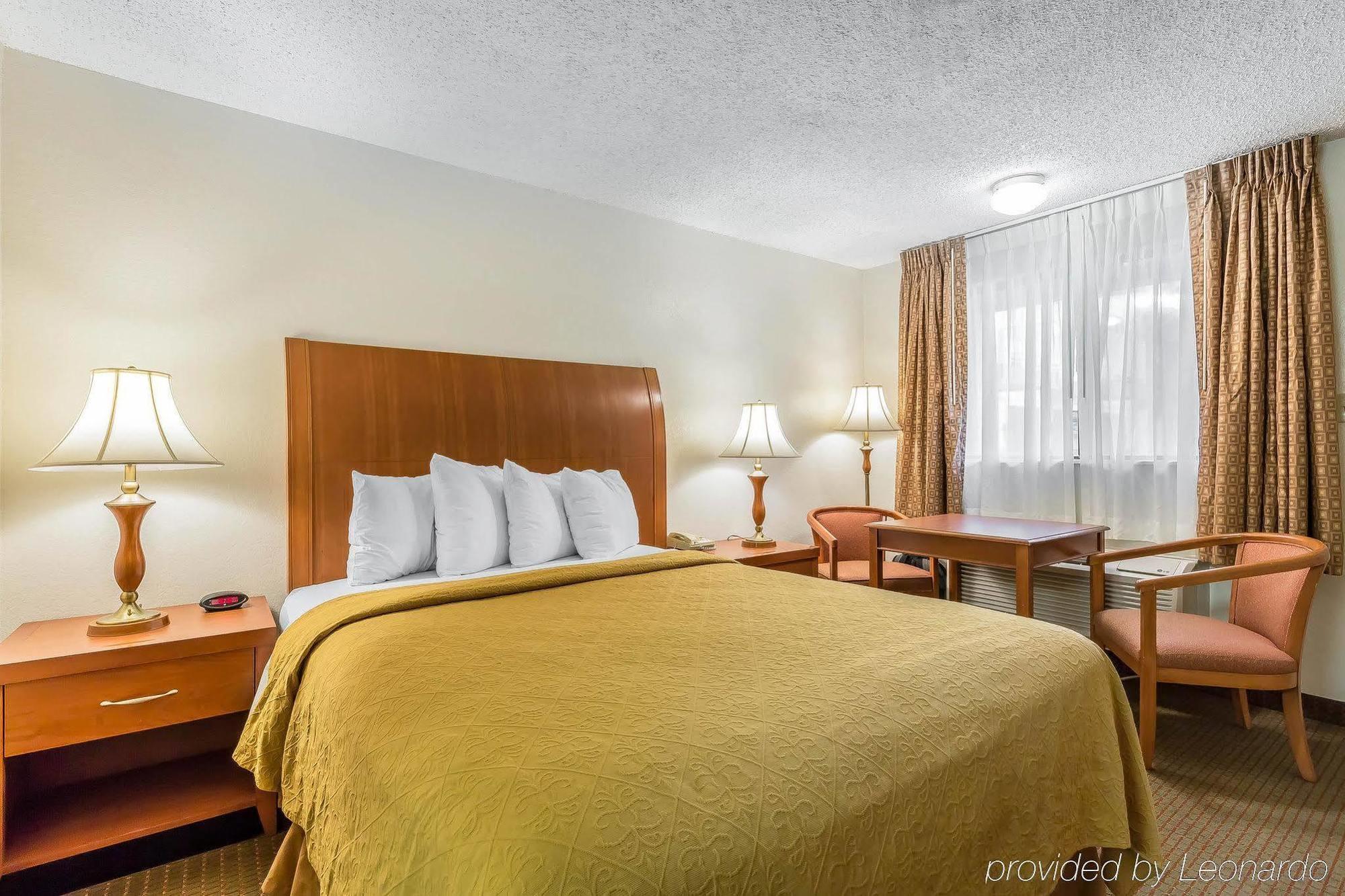 Quality Inn & Suites Bakersfield Exteriör bild