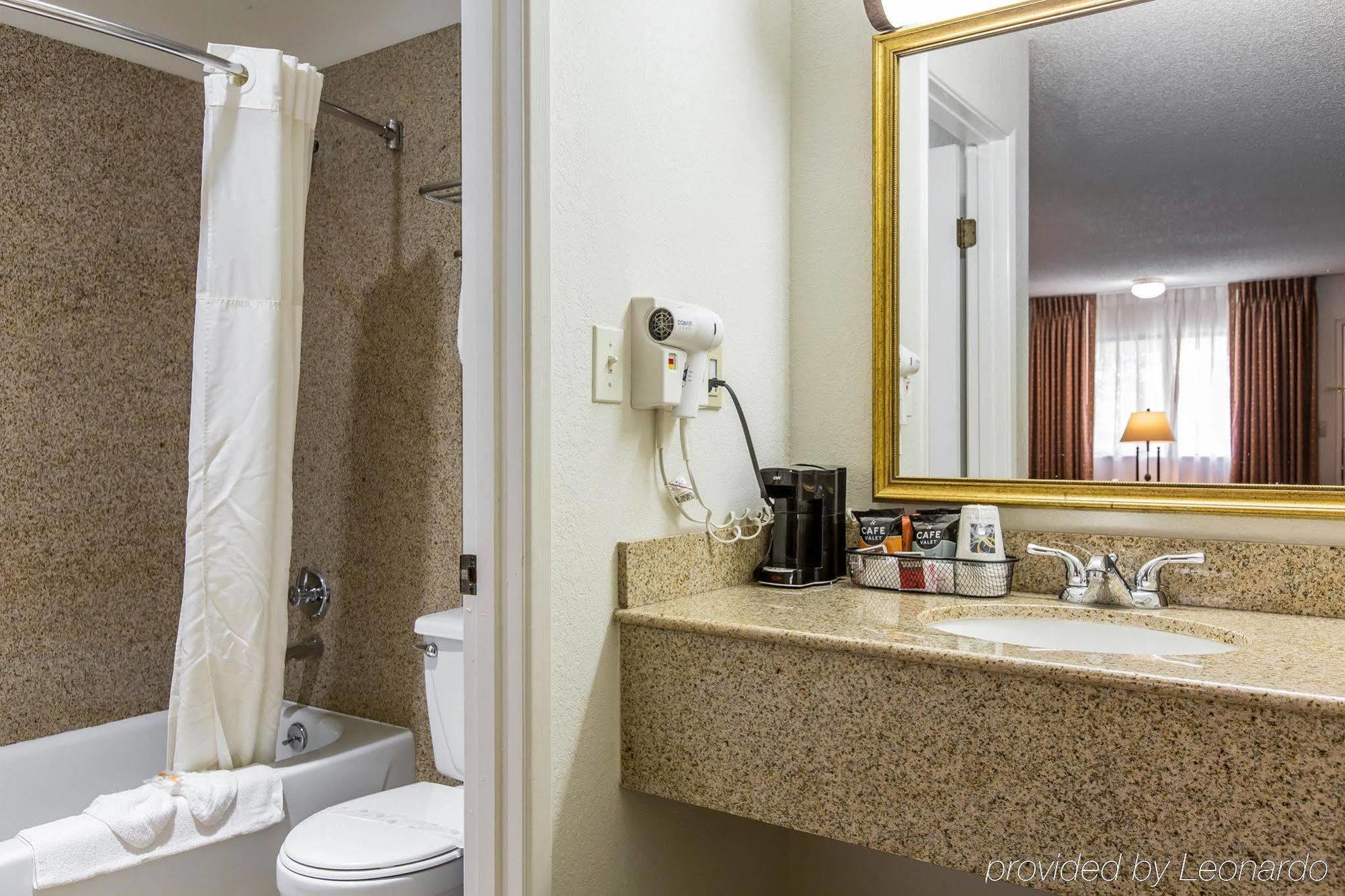 Quality Inn & Suites Bakersfield Exteriör bild