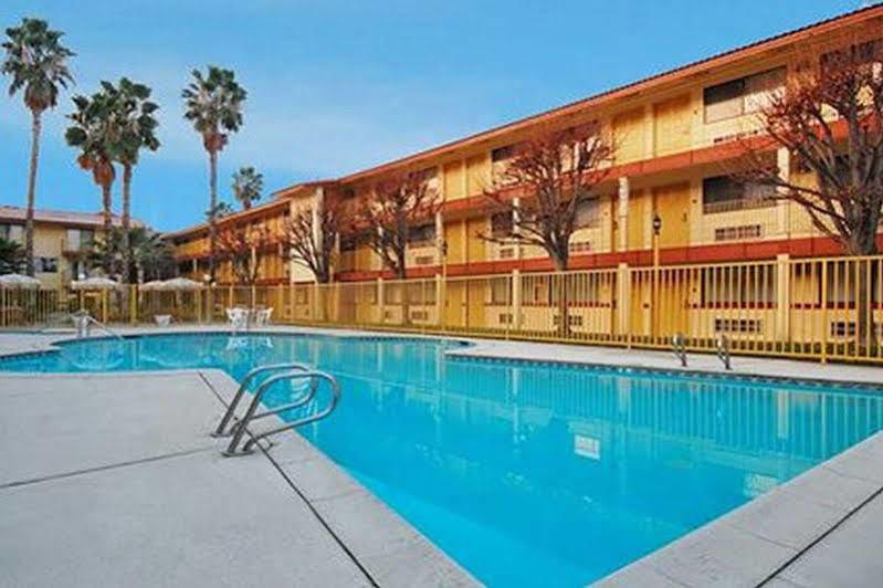 Quality Inn & Suites Bakersfield Exteriör bild